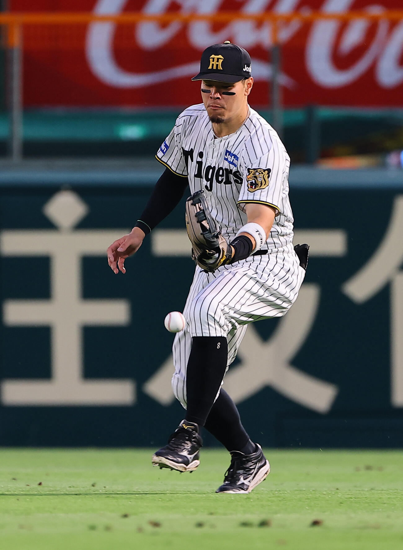 阪神対西武　4回表西武1死二、三塁、佐藤輝明は西川愛也の打球をファンブルする（撮影・上田博志）