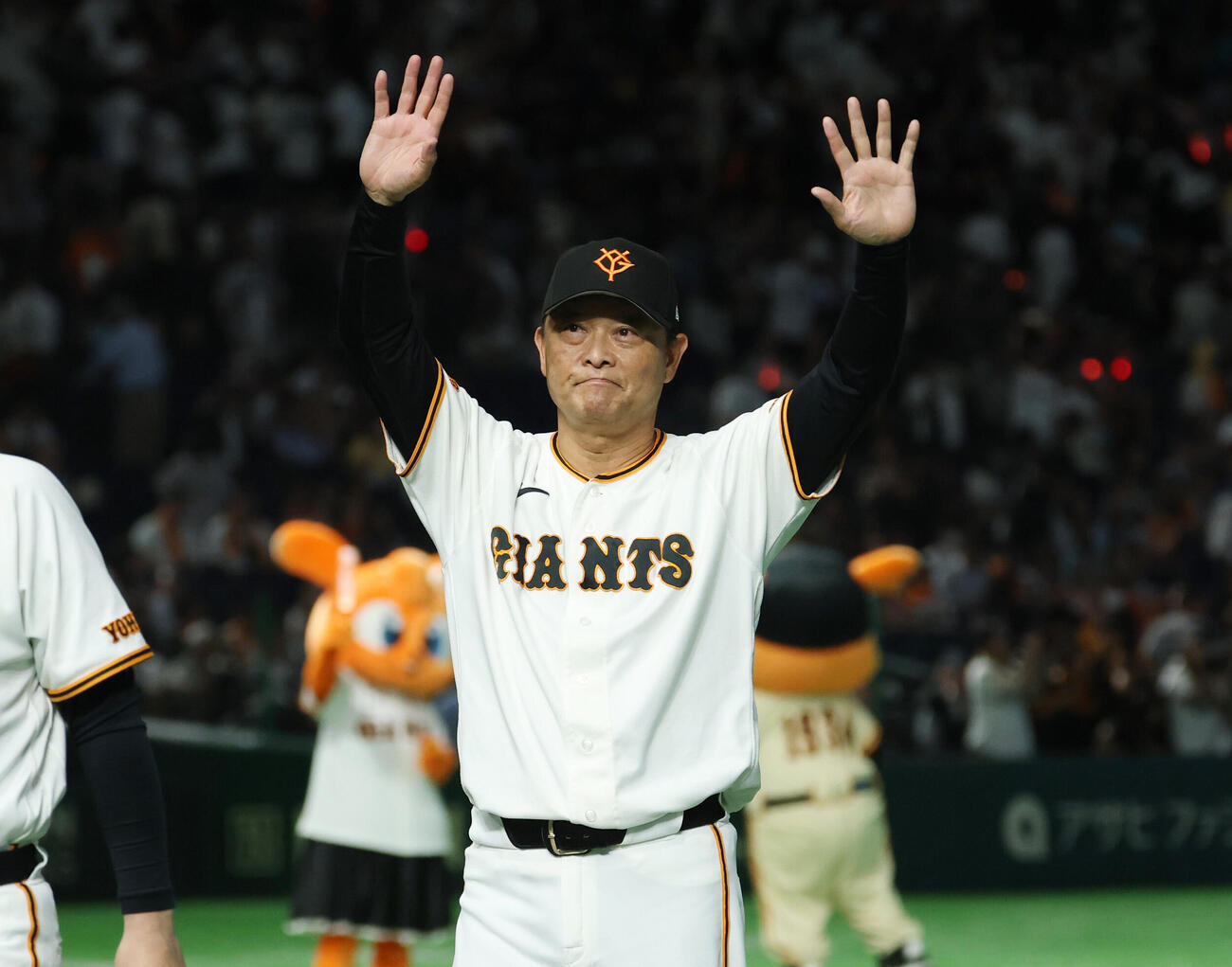 巨人対オリックス　試合後、あいさつに向かう巨人橋上秀樹監督代行（撮影・増田悦実）