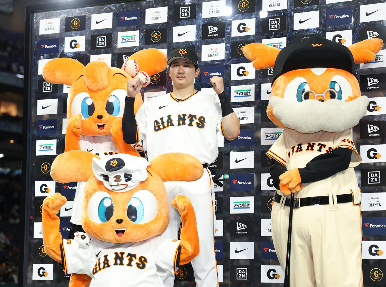巨人対オリックス　ヒーローとなりジャビットたちとガッツポーズをする泉口友汰（撮影・増田悦実）