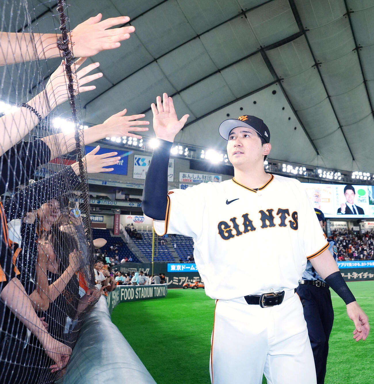 巨人対オリックス　試合後、ファンとタッチを交わす巨人泉口友汰（撮影・江口和貴）