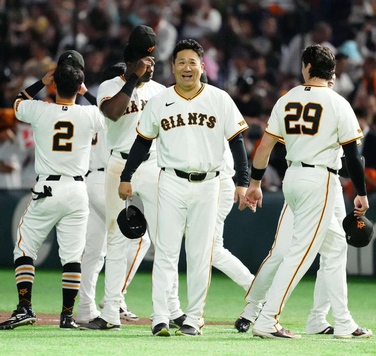 巨人対オリックス　試合後、笑顔を見せる巨人田中将大（中央）（撮影・江口和貴）