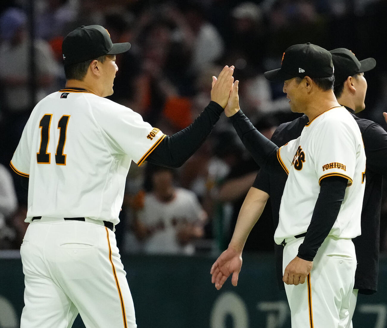 巨人対オリックス　試合後、巨人田中将大（左）とタッチを交わす橋上秀樹監督代行（撮影・江口和貴）
