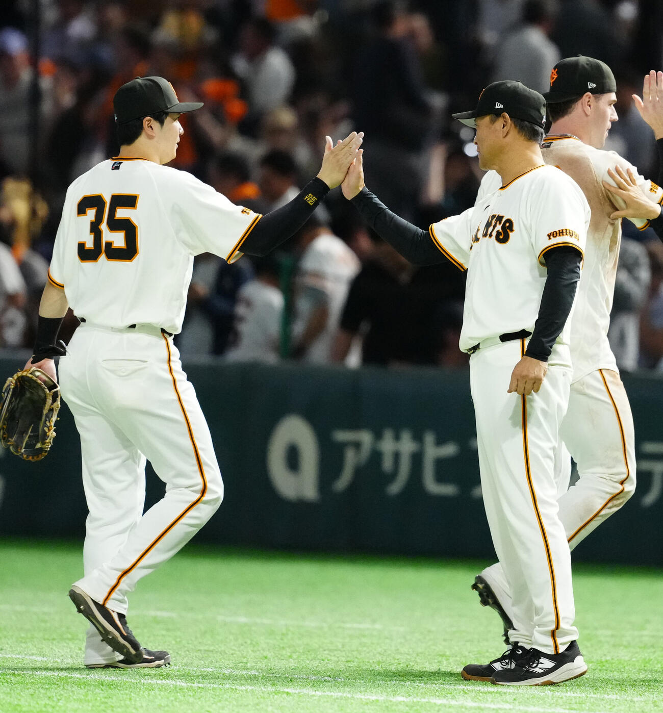 巨人対オリックス　試合後、巨人泉口友汰（左）とタッチを交わす橋上秀樹監督代行（撮影・江口和貴）