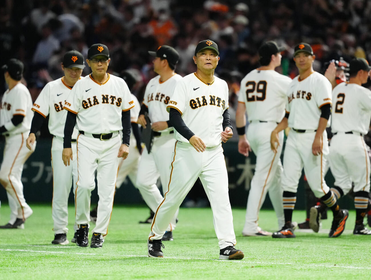 巨人対オリックス　試合後、あいさつに向かう巨人橋上秀樹監督代行（中央）（撮影・江口和貴）