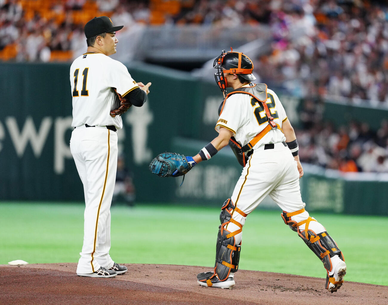 巨人対オリックス　1回表、マウンドで言葉を交わす巨人先発田中将大（左）と小林誠司（撮影・江口和貴）
