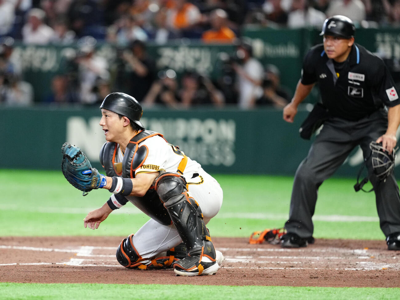 巨人対オリックス　4回表オリックス2死一塁、若月健矢の二塁打で、送球を受け走者山中稜真の生還を阻止する小林誠司（撮影・江口和貴）