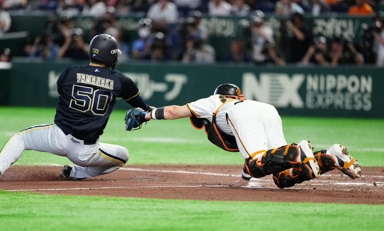 巨人対オリックス　4回表オリックス2死一塁、若月健矢の二塁打で、送球を受け走者山中稜真（左）の生還を阻止する小林誠司（撮影・江口和貴）