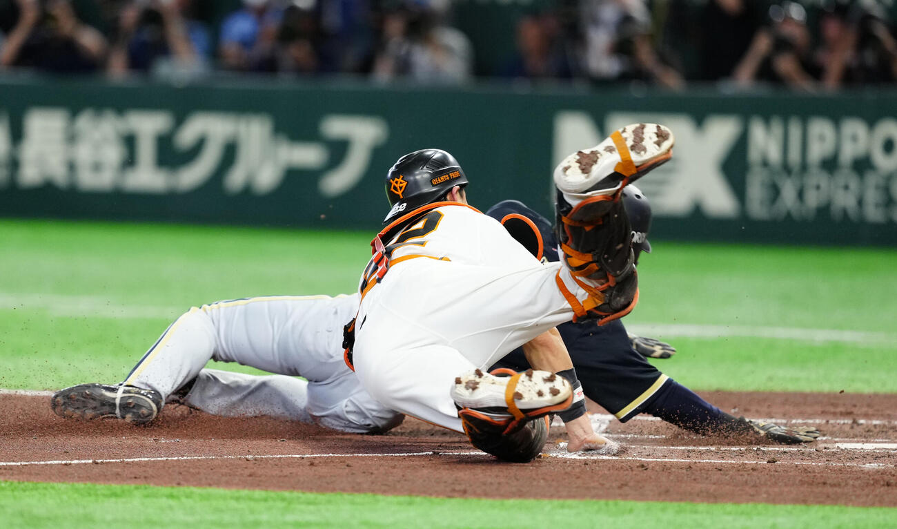 交流戦　巨人対オリックス　4回表オリックス2死一塁、若月健矢の二塁打で、送球を受け走者山中稜真の生還を阻止する小林誠司（撮影・江口和貴）