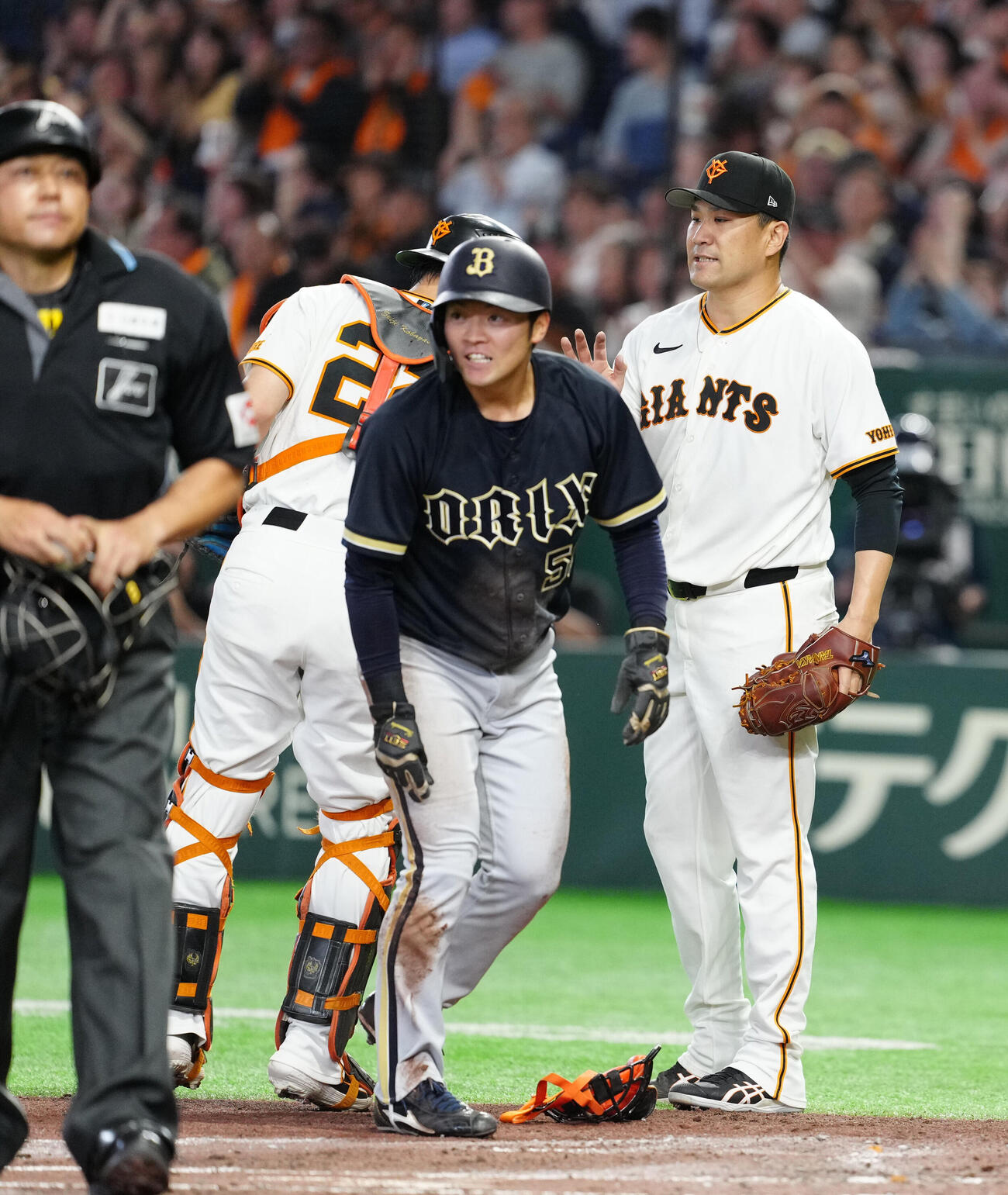 巨人対オリックス　4回表終了後、巨人小林誠司（中央左）とタッチを交わす先発の田中将大（撮影・江口和貴）