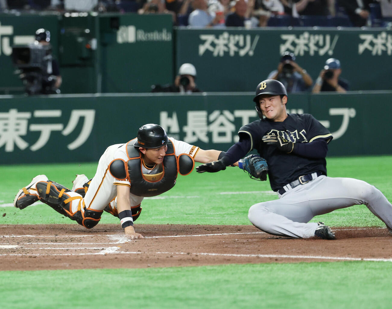 巨人対オリックス　4回表オリックス2死一塁、若月健矢の二塁打で生還を試みるも憤死する山中稜真。小林誠司（撮影・増田悦実）