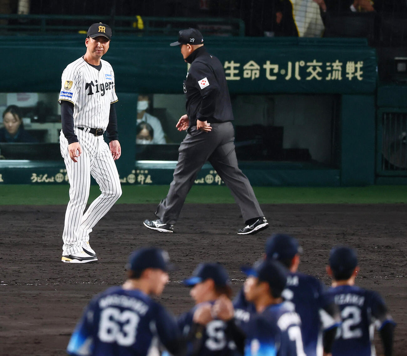 阪神対西武　西武に連敗しスタンドへあいさつするためグラウンドを進む阪神藤川球児監督（撮影・加藤哉）