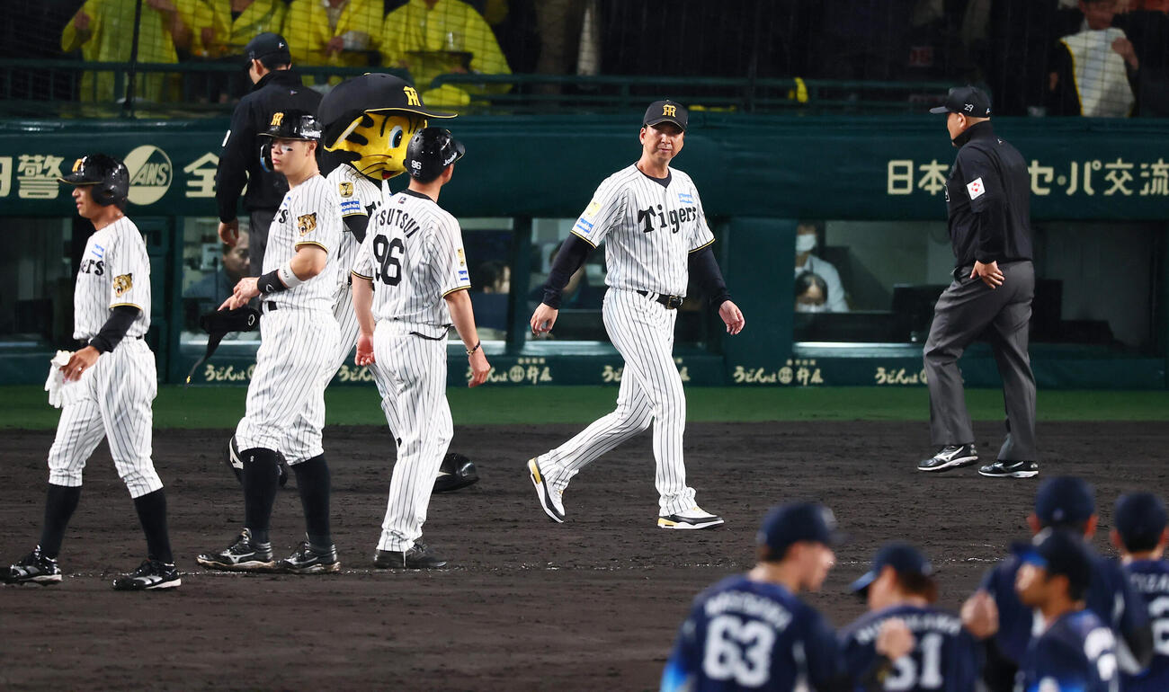 阪神対西武　西武に連敗しスタンドへあいさつするためグラウンドを進む阪神藤川球児監督（撮影・加藤哉）
