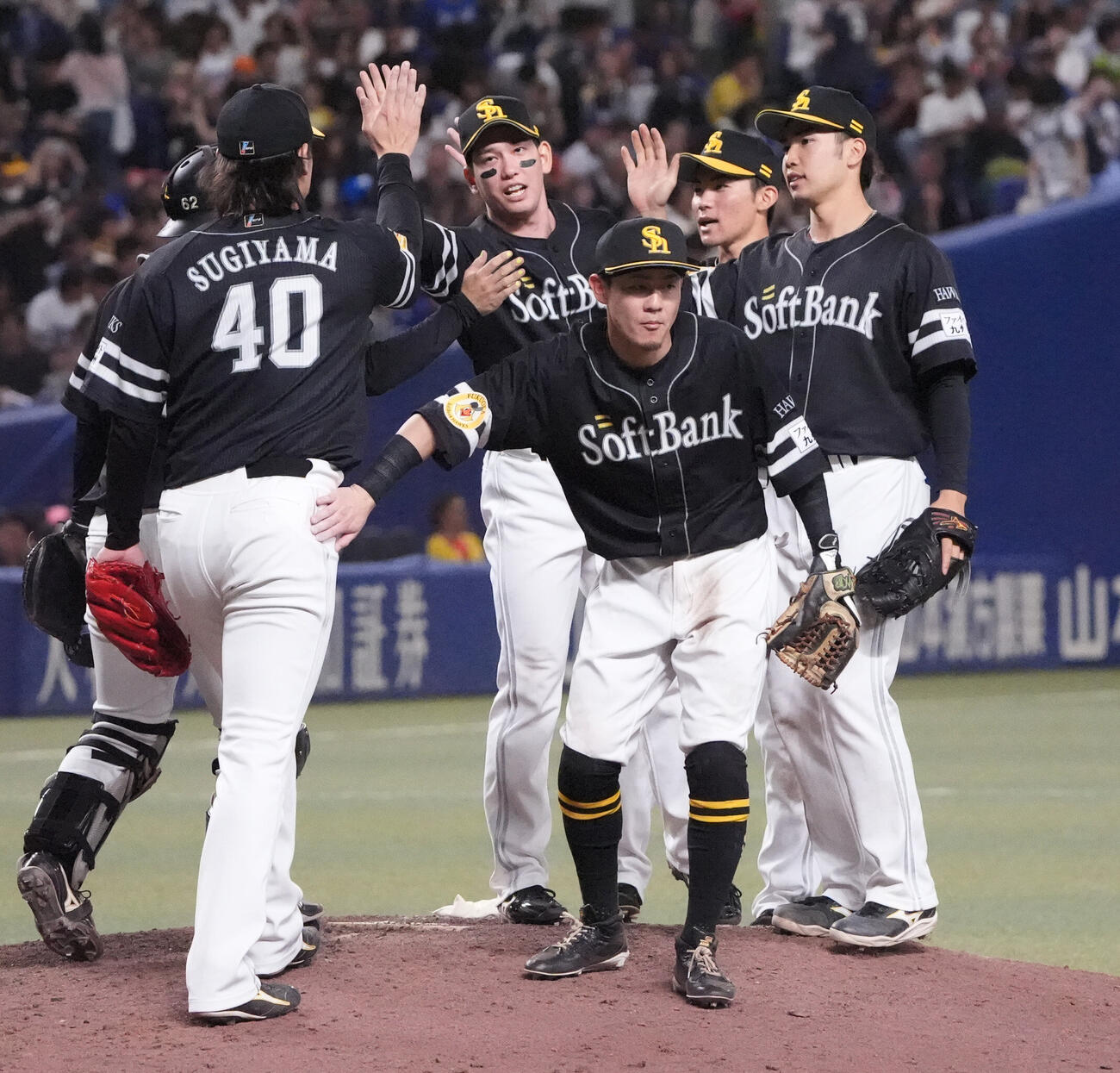 中日対ソフトバンク　試合終了、勝利に喜ぶソフトバンクナイン（撮影・森本幸一）