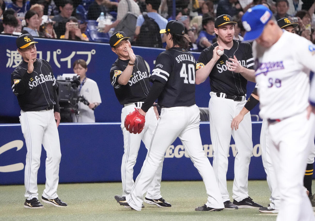 中日対ソフトバンク　ソフトバンク小久保裕紀監督（左から2人目）は明るい表情でナインを出迎える。手前右は中日井上監督（撮影・森本幸一）