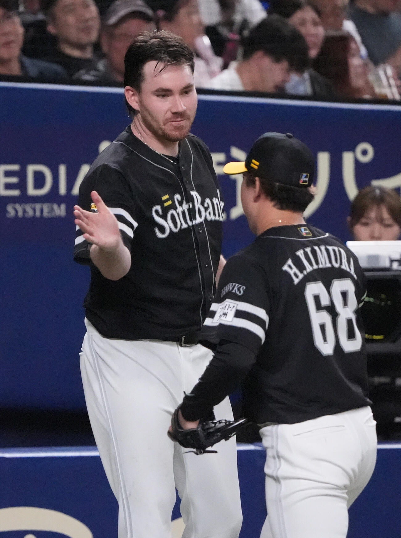 中日対ソフトバンク　6回終了、カーター・スチュワート・ジュニア（左）はリリーフした木村光を迎える（撮影・森本幸一）