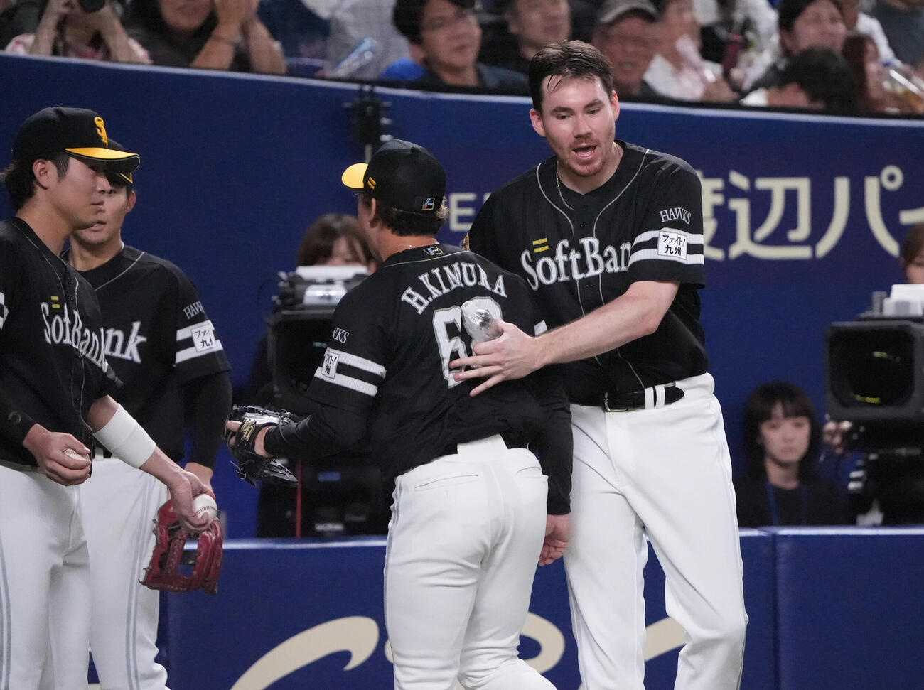 中日対ソフトバンク　6回終了、カーター・スチュワート・ジュニア（右）はリリーフした木村光を迎える（撮影・森本幸一）