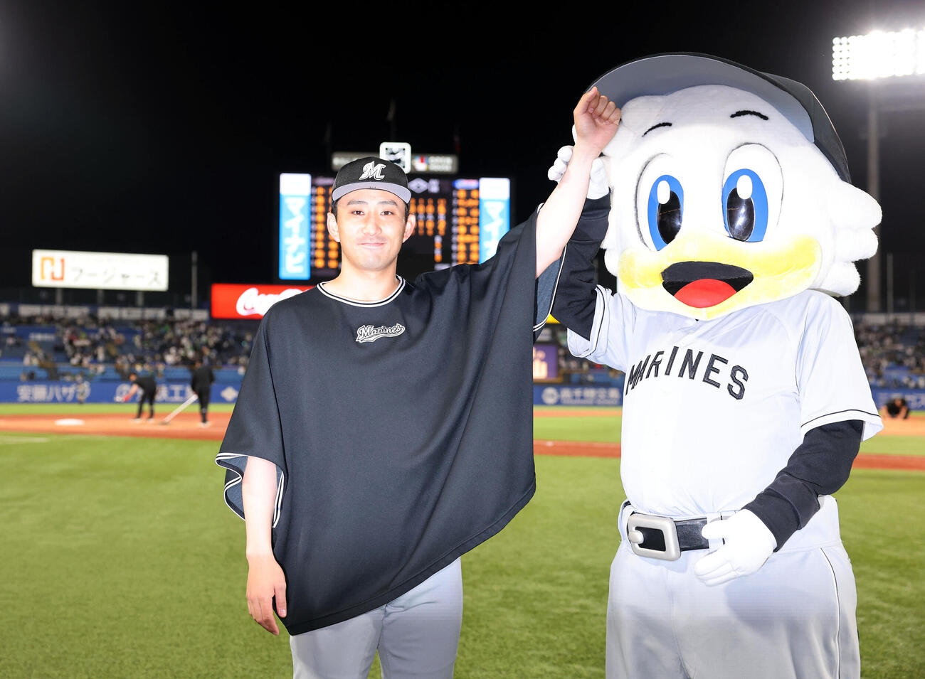 ヤクルト対ロッテ　2勝目を挙げてマー君の祝福を受けるロッテ小島和哉（撮影・浅見桂子）