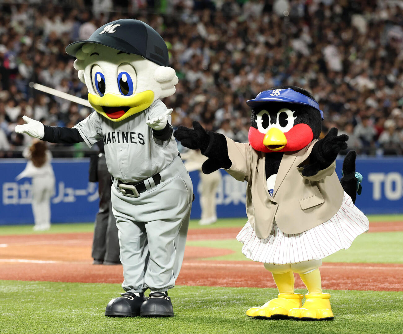 ヤクルト対ロッテ　キャッツアイを踊るロッテのマー君とヤクルトのつばみ（撮影・浅見桂子）
