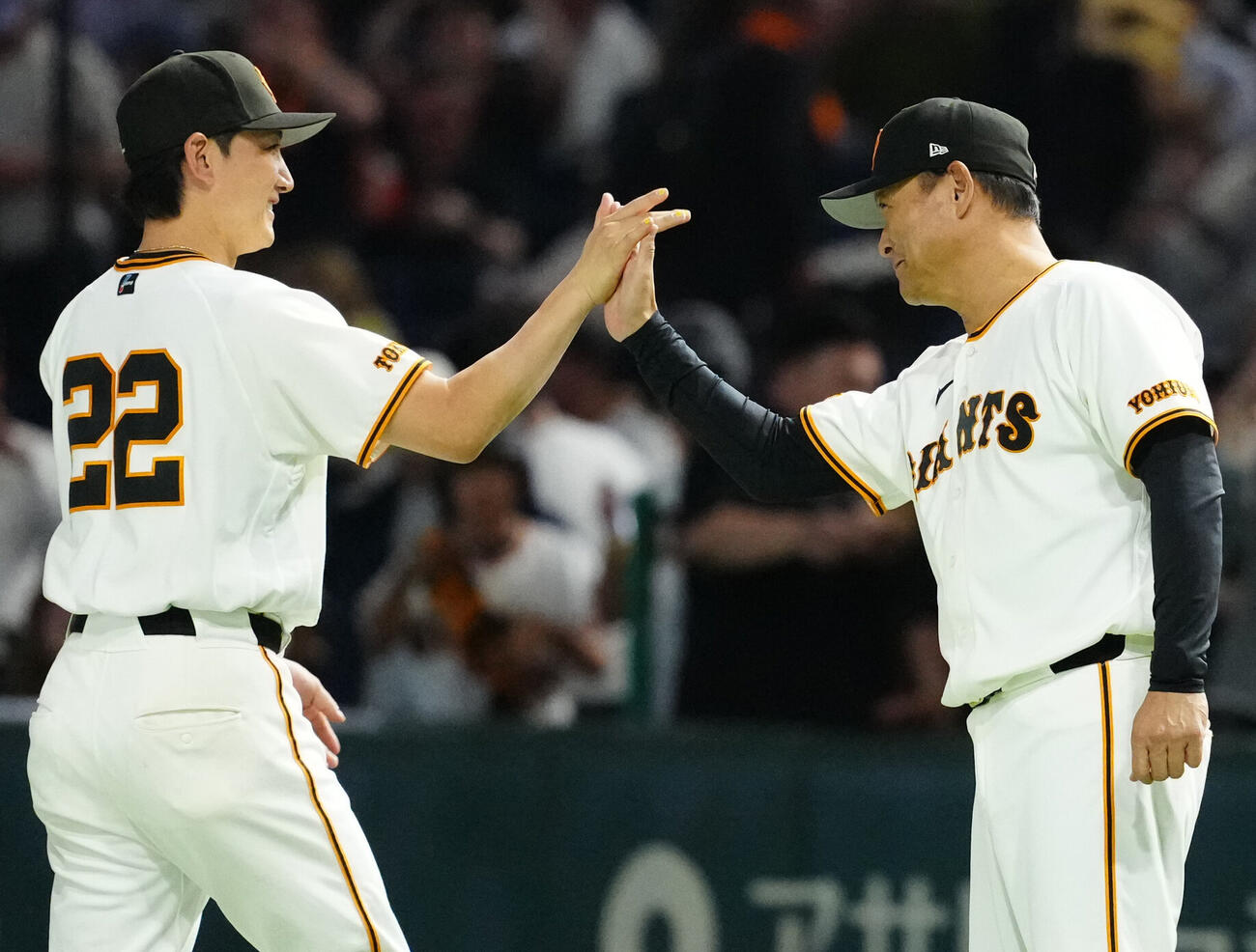巨人対オリックス　試合後、巨人小林誠司（左）とタッチを交わす橋上秀樹監督代行（撮影・江口和貴）