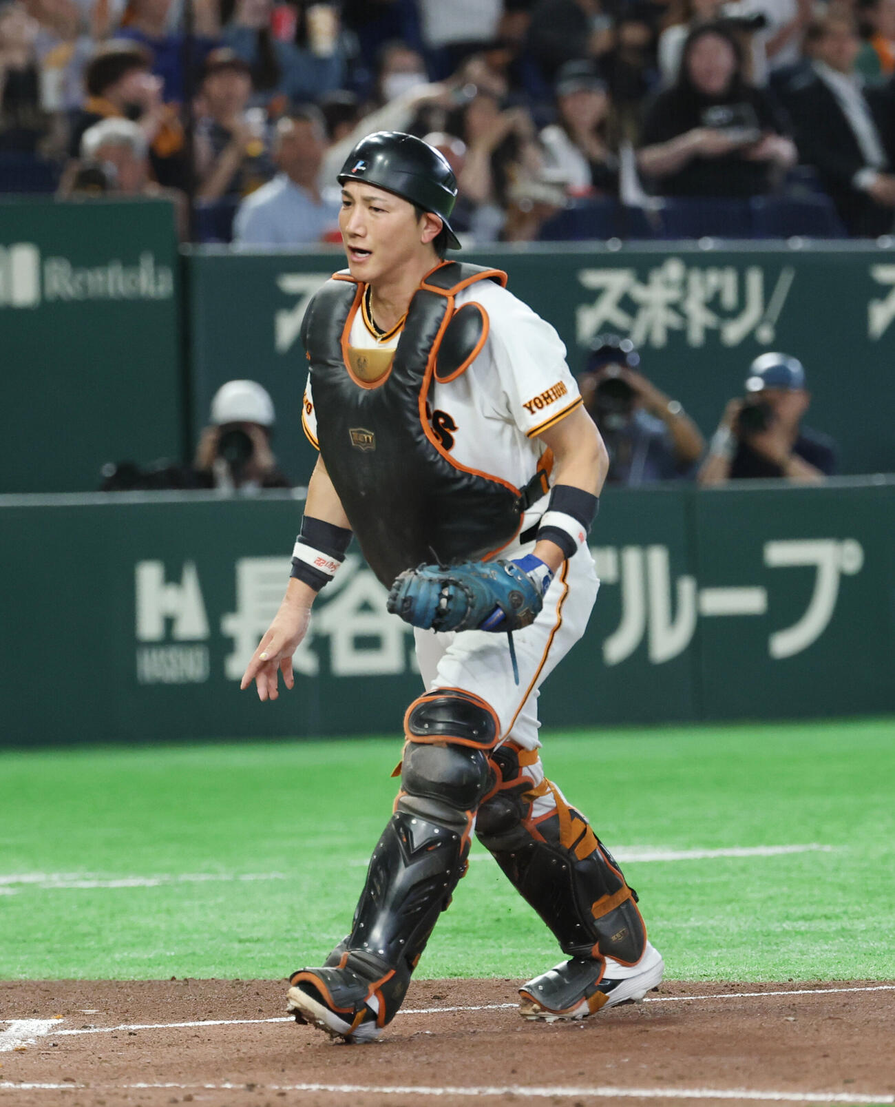 巨人対オリックス　4回表オリックス2死一塁、若月健矢の二塁打で生還を阻止し声を出す小林誠司（撮影・増田悦実）