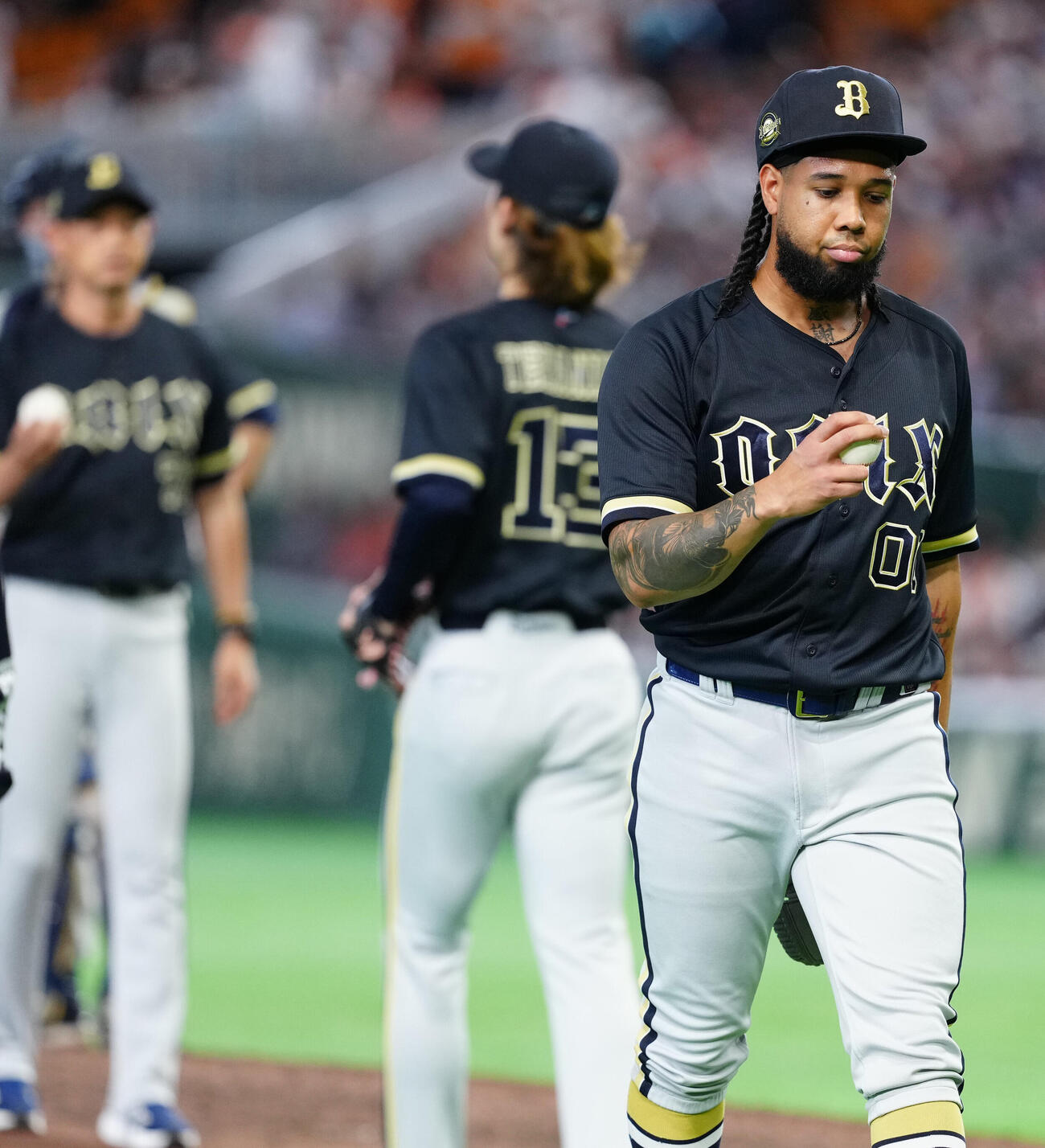巨人対オリックス　8回途中で降板するオリックス先発のアンダーソン・エスピノーザ（右）。左は岸田護監督（撮影・江口和貴）