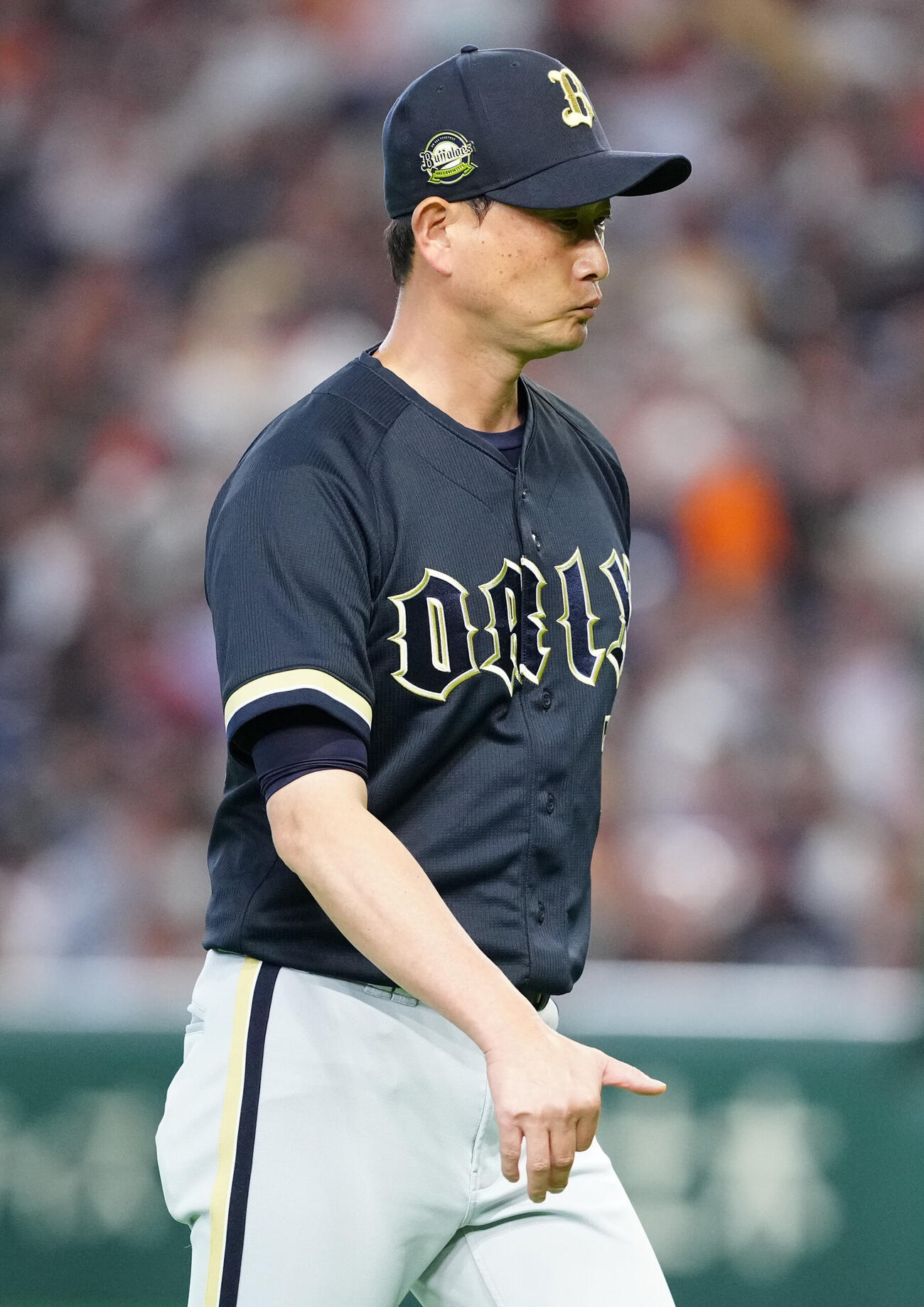 巨人対オリックス　8回途中、オリックス先発アンダーソン・エスピノーザの交代でマウンドからベンチに引き揚げる岸田護監督（撮影・江口和貴）