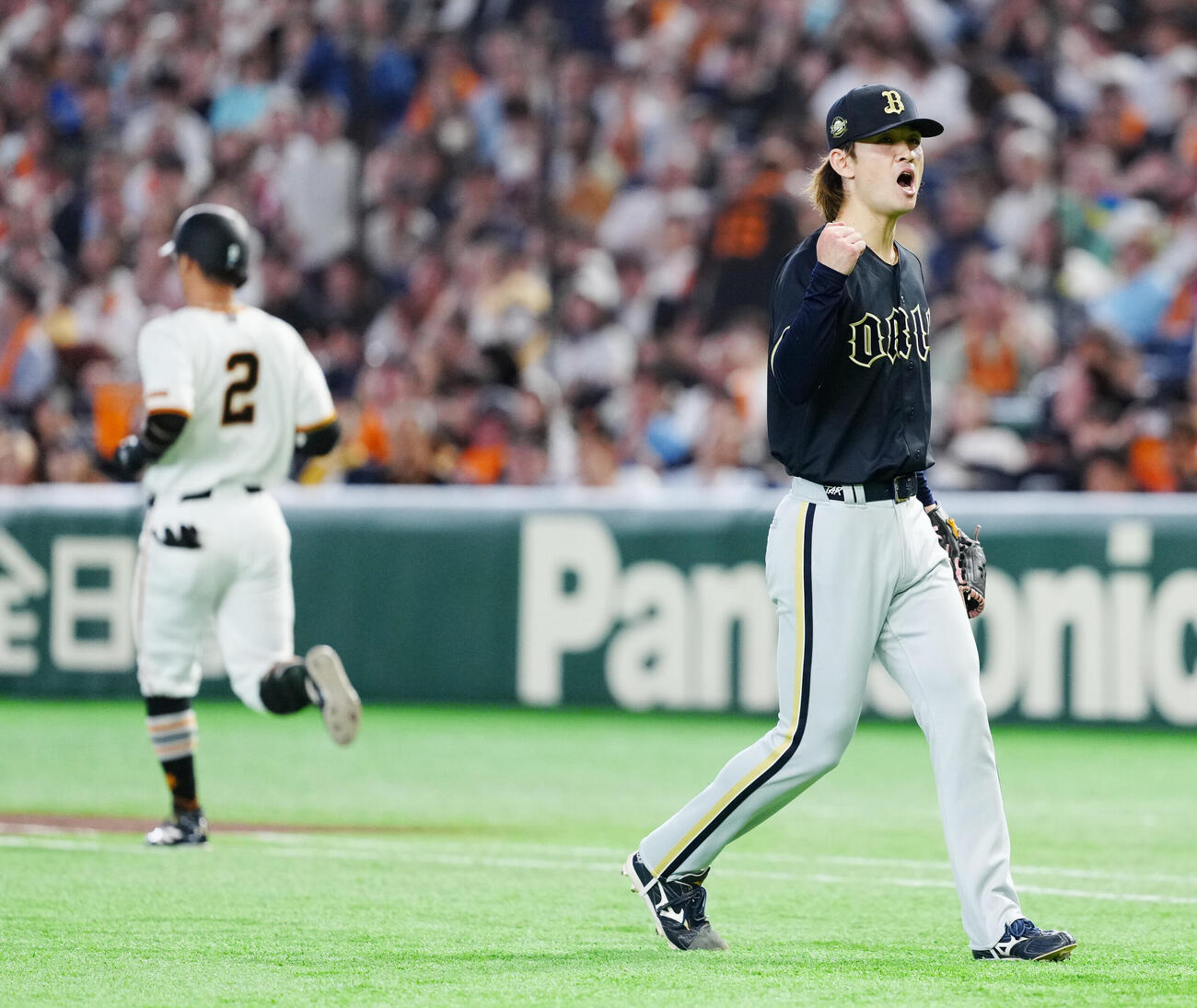 巨人対オリックス　8回裏巨人2死満塁、代打吉川尚輝（左）を二ゴロに仕留め、ガッツポーズの寺西成騎（撮影・江口和貴）