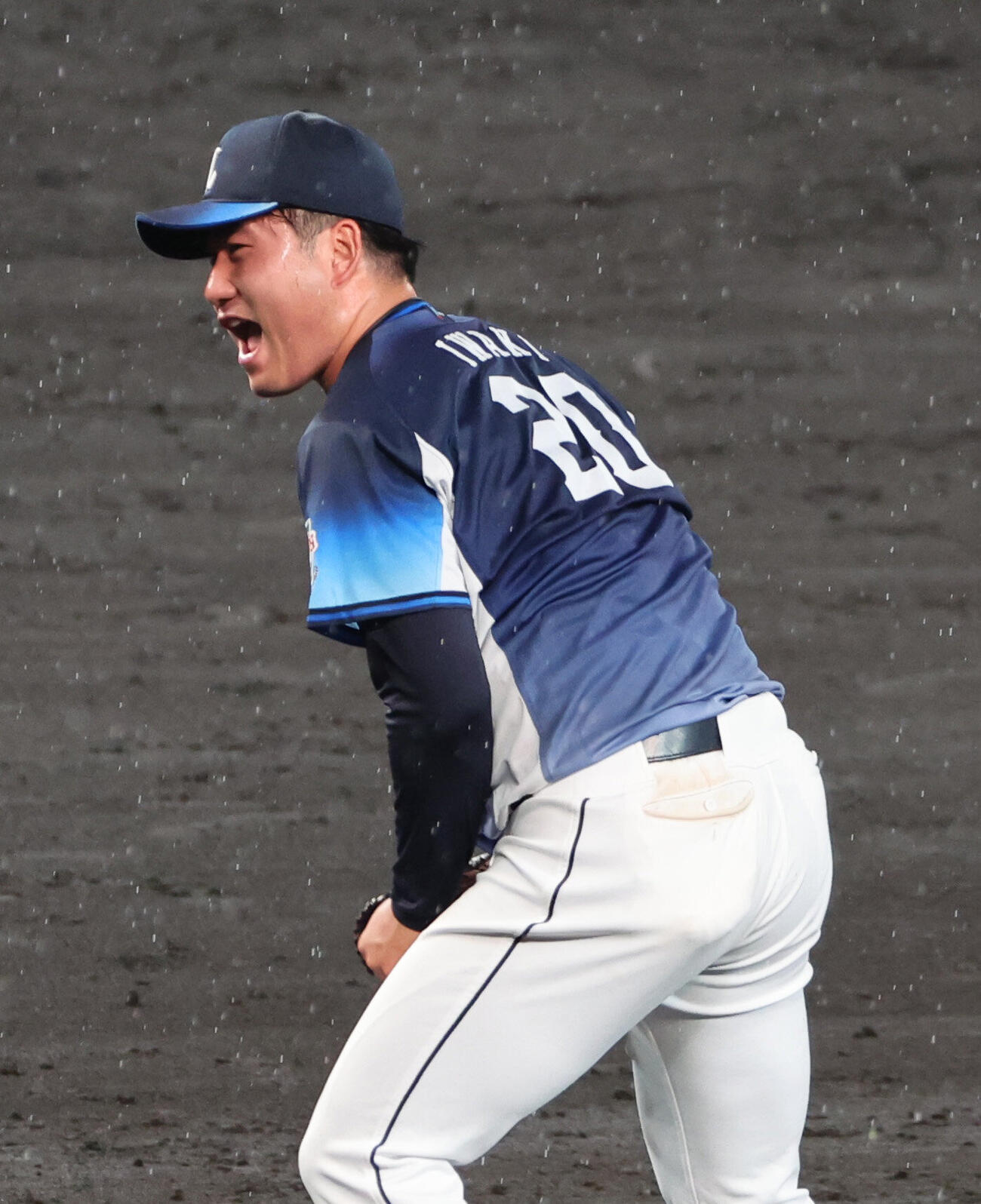 阪神対西武　9回裏阪神2死二、三塁、岩城颯空は最後の打者を三振に打ち取り叫ぶ（撮影・西尾就之）