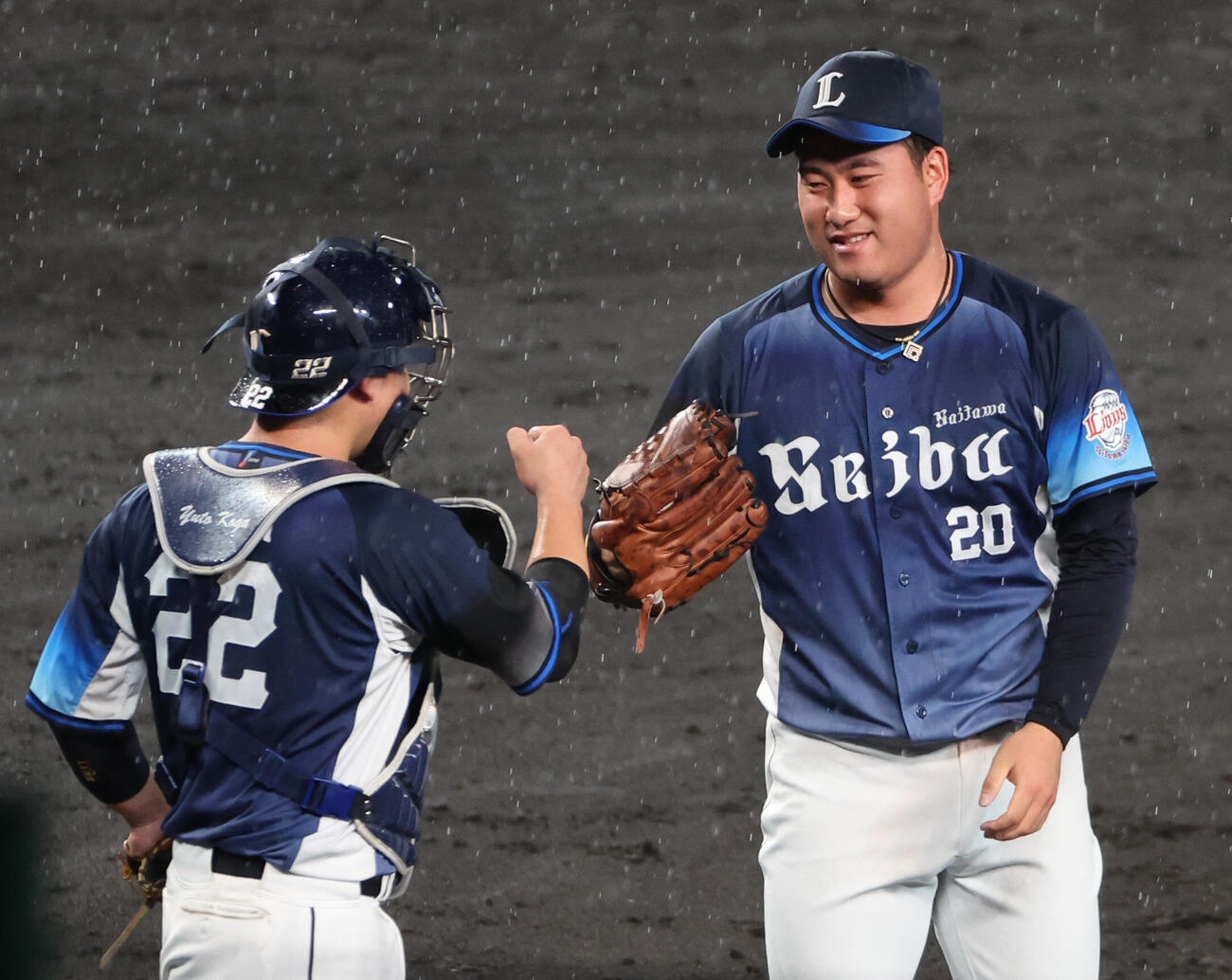阪神対西武　9回裏阪神2死二、三塁、岩城颯空は最後の打者を三振に打ち取り古賀悠斗捕手と喜ぶ（撮影・西尾就之）