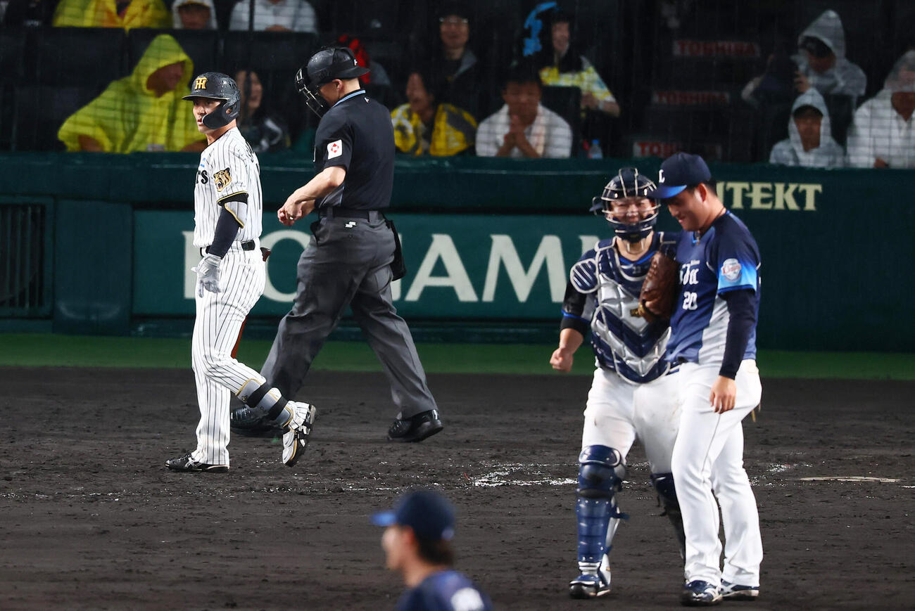 阪神対西武　9回裏阪神2死二、三塁、代打坂本誠志郎は三振に倒れ試合終了。投手岩城颯空（撮影・加藤哉）