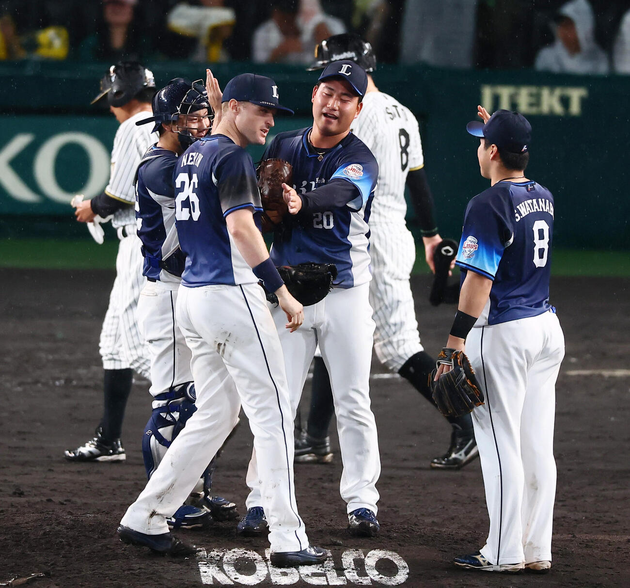 阪神対西武　9回裏阪神2死二、三塁、岩城颯空は坂本誠志郎を三振に仕留めナインと笑顔のタッチ（撮影・加藤哉）