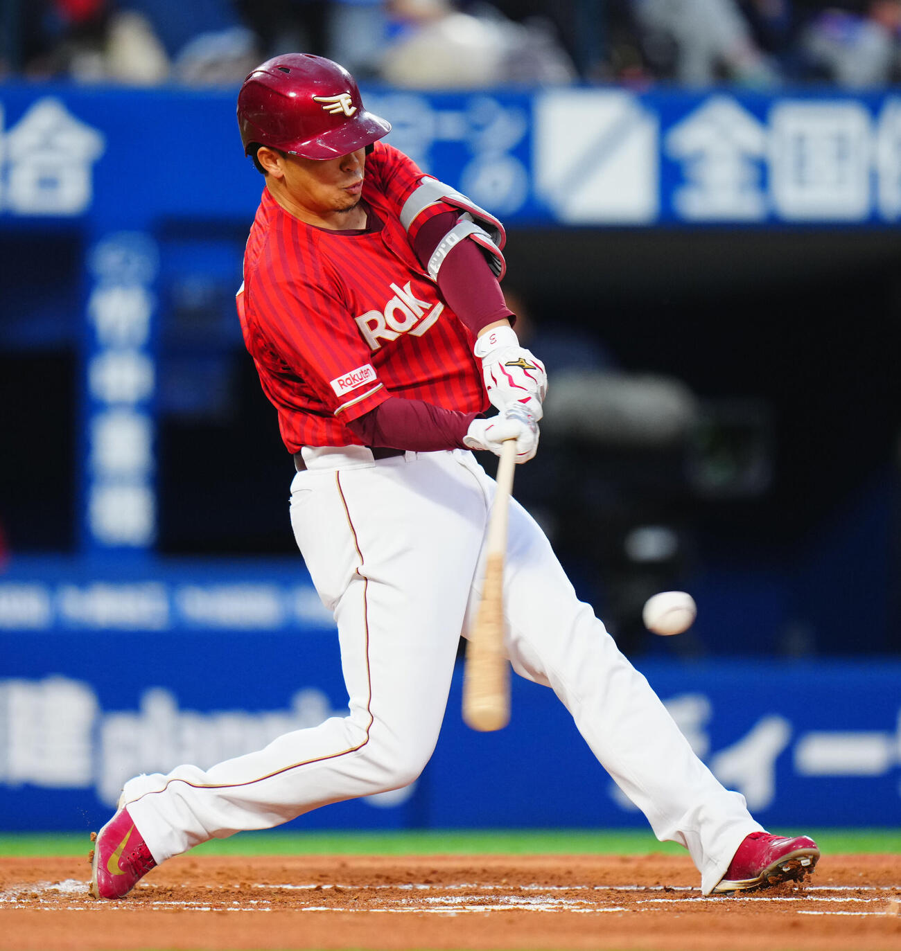 DeNA対楽天　1回表楽天無死一、二塁、適時二塁打を放つ浅村栄斗（撮影・垰建太）