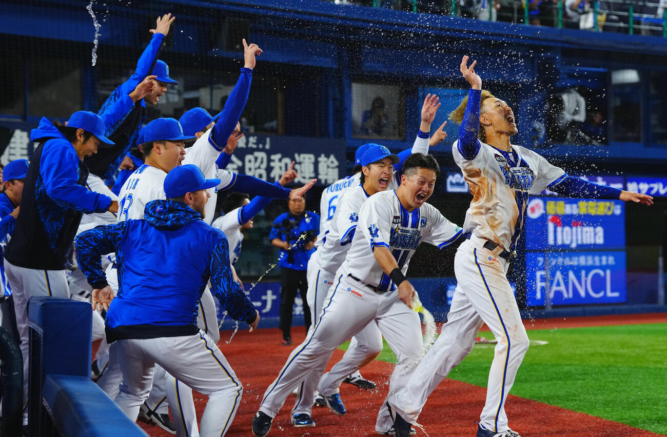 DeNA対楽天　9回裏DeNA2死一、二塁、打者神里和毅の時、サヨナラ暴投で勝利し盛り上がる牧秀悟（中央）、三森大貴（右）らナイン（撮影・垰建太）