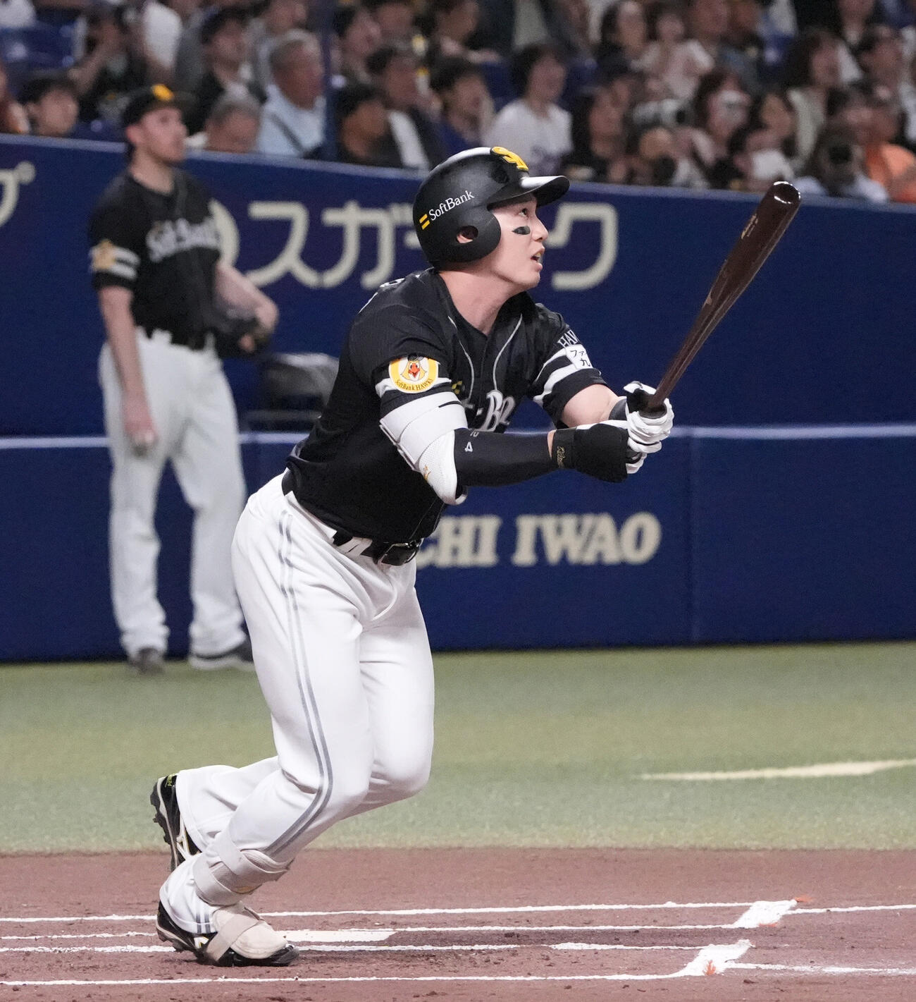 プロ野球交流戦中日対ソフトバンク　1回表ソフトバンク2死三塁、2点本塁打を放つ栗原陵矢（撮影・森本幸一）