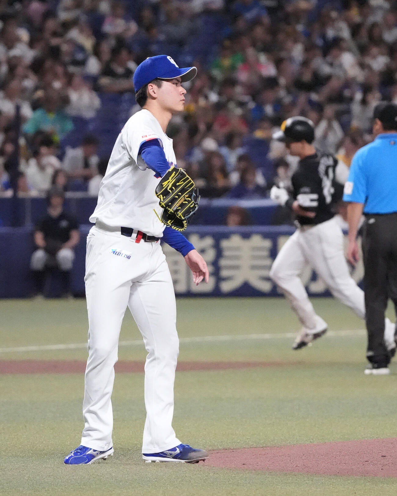 プロ野球交流戦中日対ソフトバンク　1回表ソフトバンク2死三塁、金丸夢斗（左）は栗原陵矢には2点本塁打を打たれる（撮影・森本幸一）