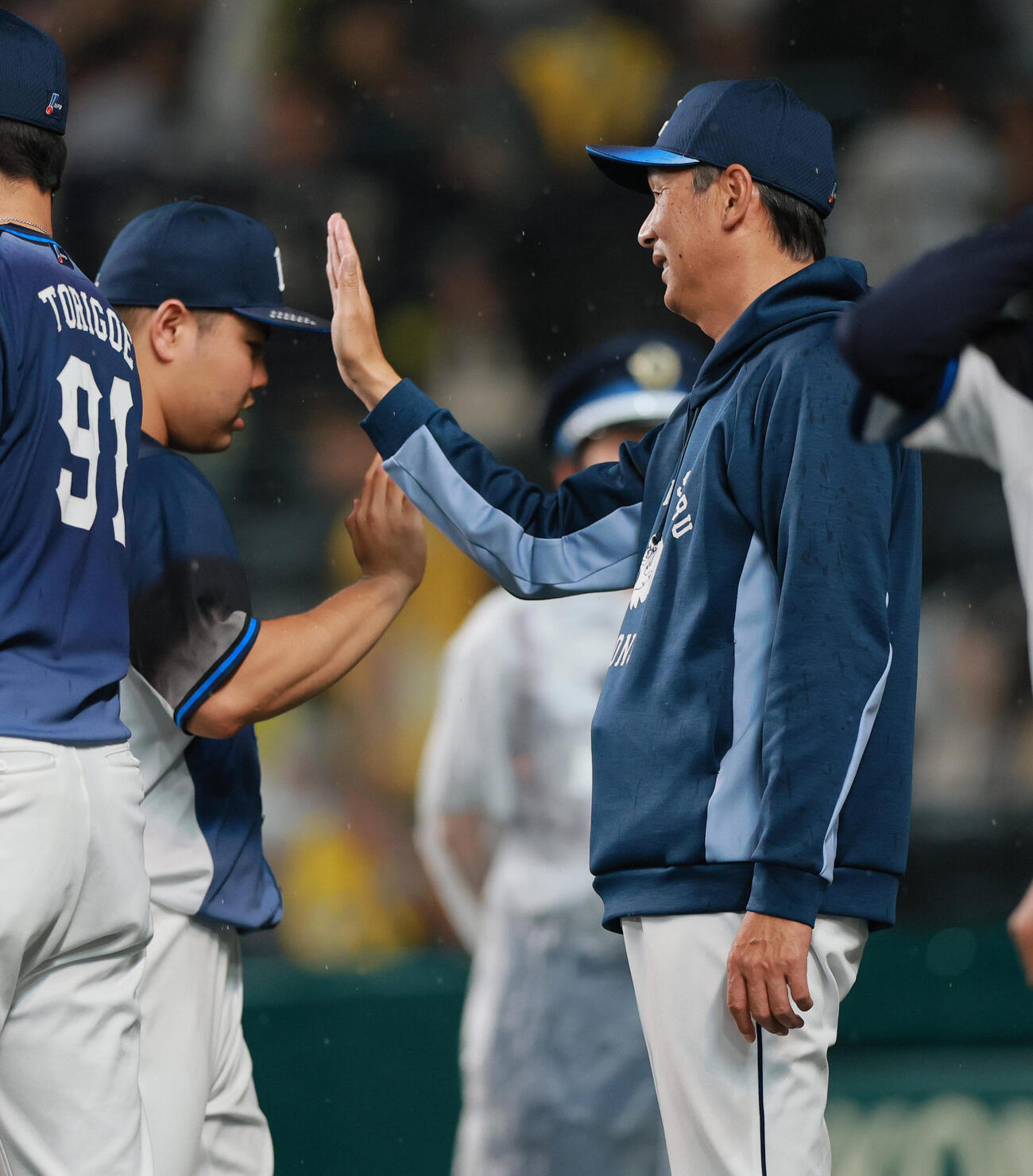 阪神対西武　阪神に勝利した西口文也監督はベンチ前で平良海馬とタッチをかわす（撮影・上山淳一）