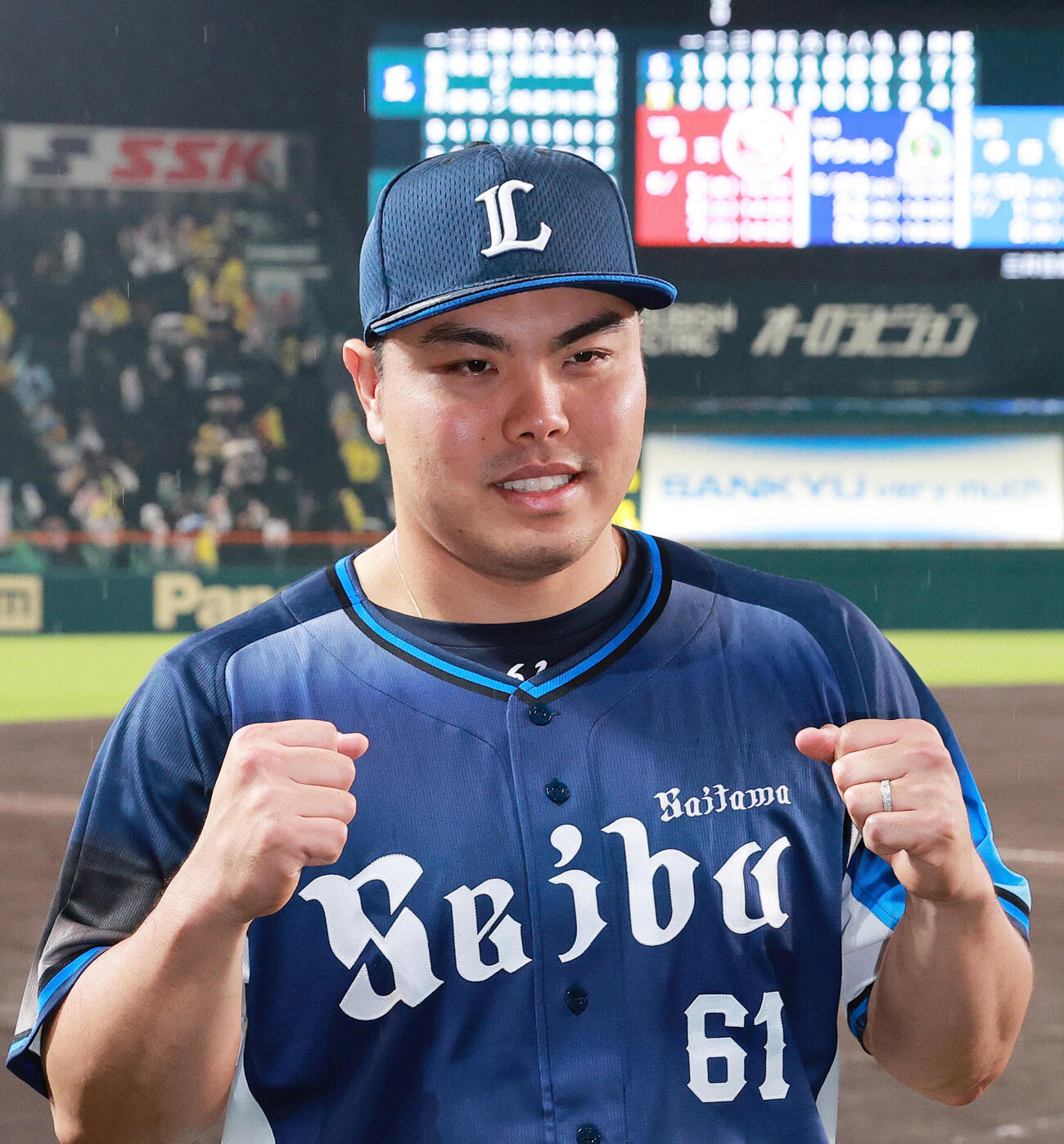 阪神対西武　阪神に勝利し記念撮影する西武平良海馬（撮影・上山淳一）