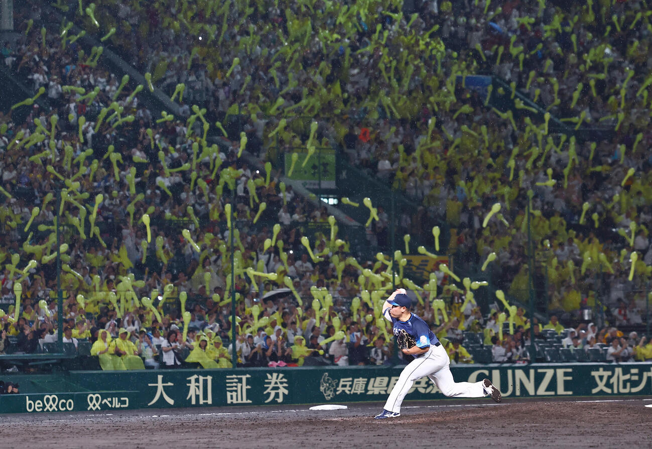 阪神対西武　ジェット風船を背に投球練習をする平良海馬（撮影・上田博志）