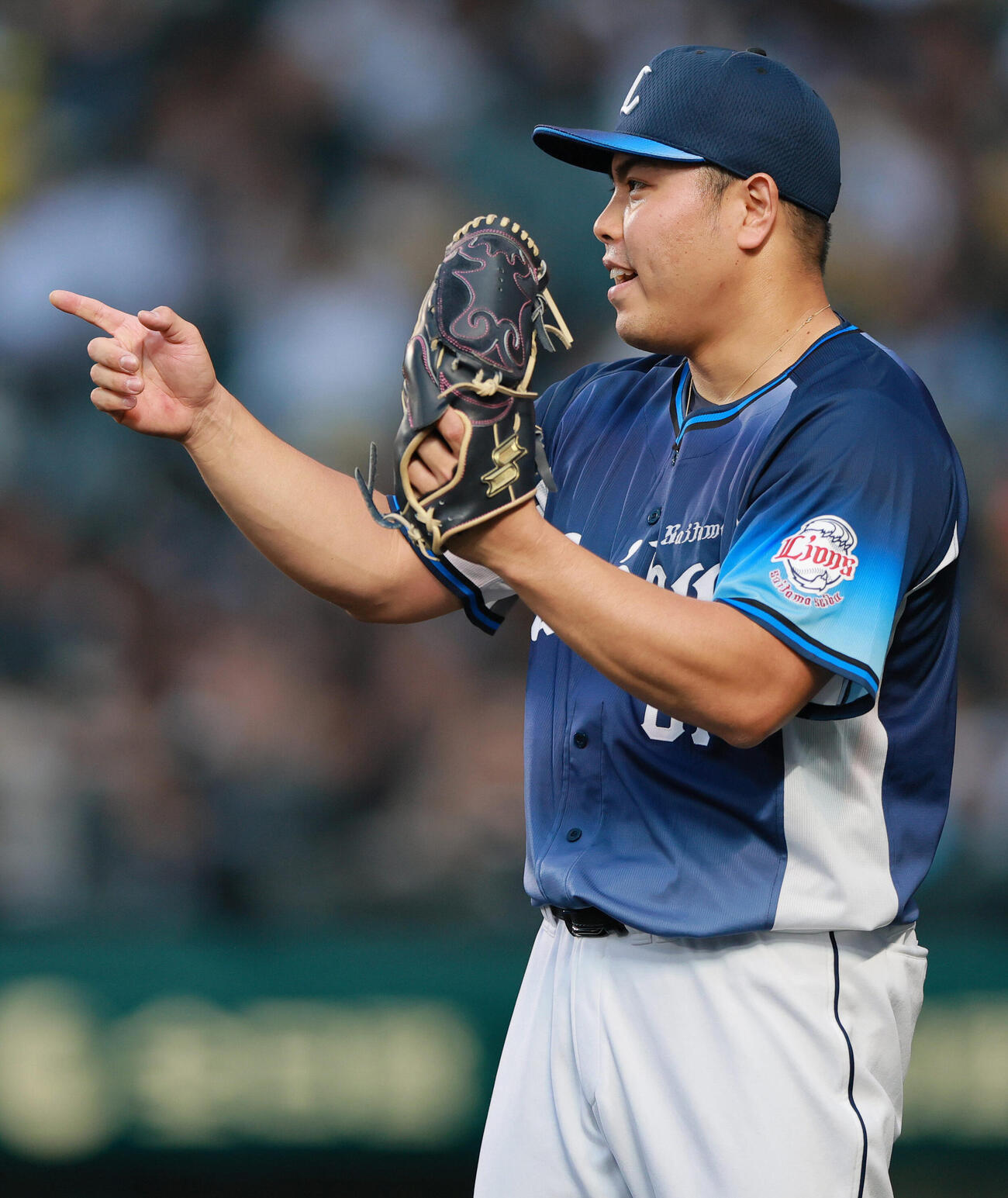 阪神対西武　2回を投げ終えベンチ前でナインを出迎える西武平良海馬（撮影・上山淳一）