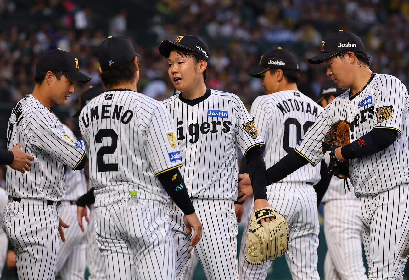 阪神対西武　1500奪三振を達成した西勇輝（中央）はナインとハイタッチをする（撮影・上田博志）