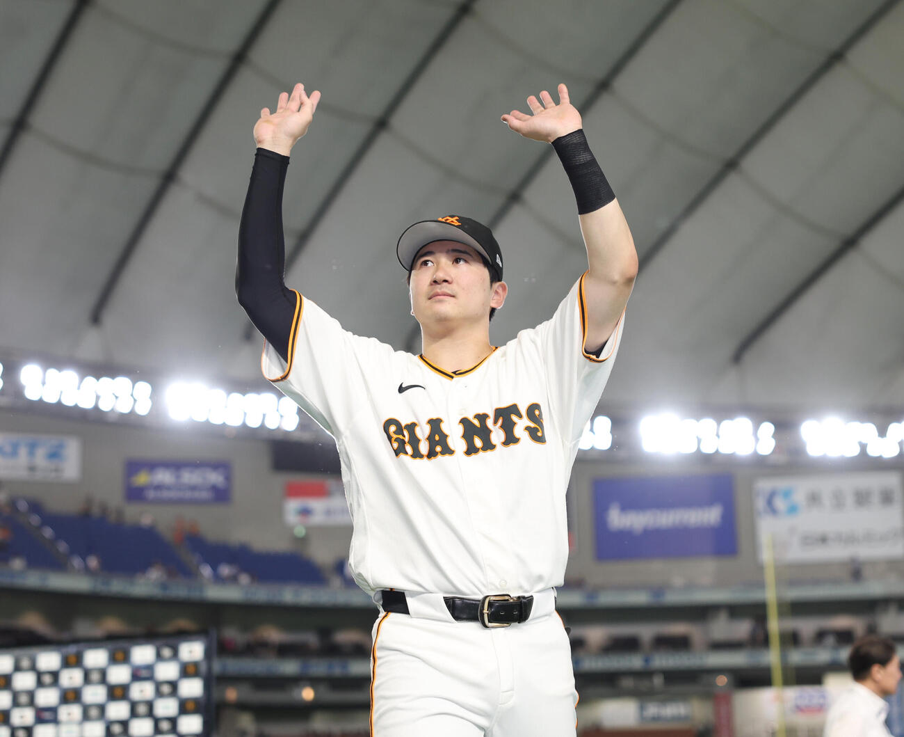 巨人対オリックス　ファンに手を振りながら引き揚げる泉口友汰（撮影・増田悦実）