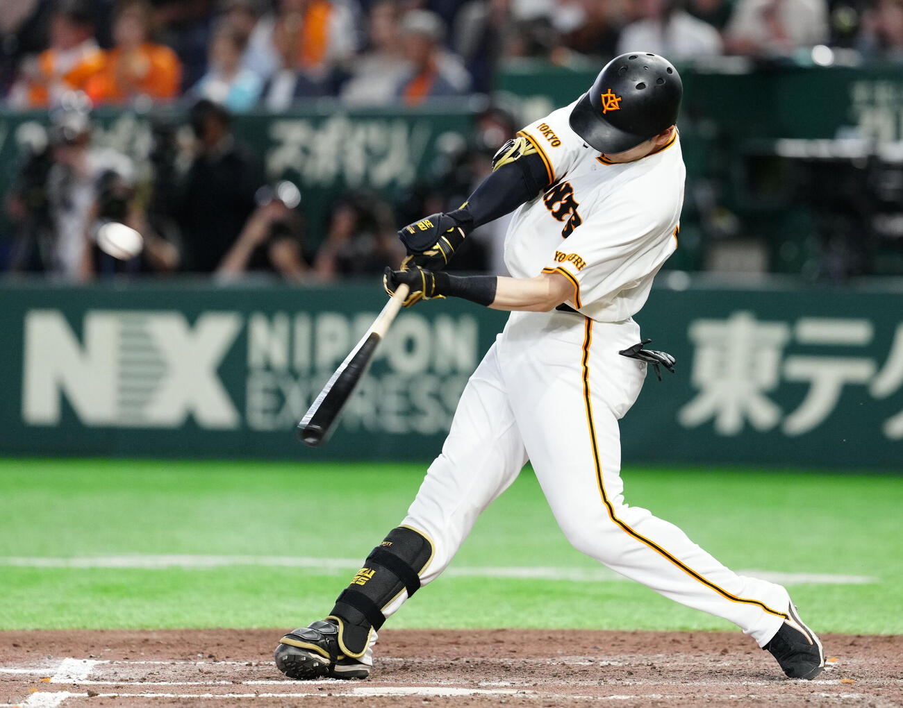 巨人対オリックス　8回裏巨人1死二塁、適時二塁打を放つ泉口友汰（撮影・江口和貴）