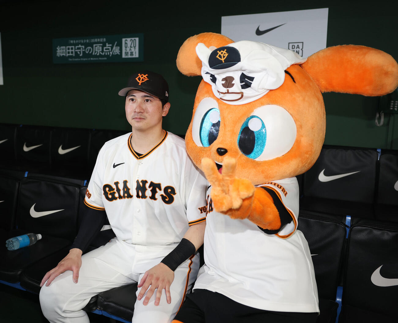 巨人対オリックス　ヒーローとなりキッズジャビットと写真を撮る泉口友汰（撮影・増田悦実）