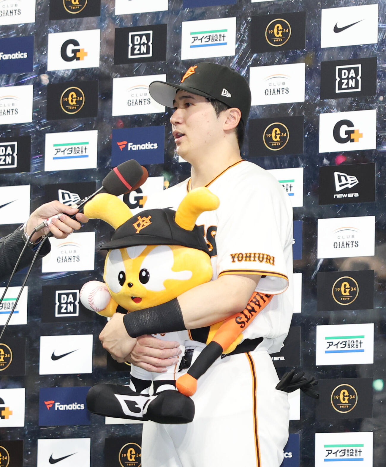 巨人対オリックス　ヒーローインタビューに応える泉口友汰（撮影・増田悦実）