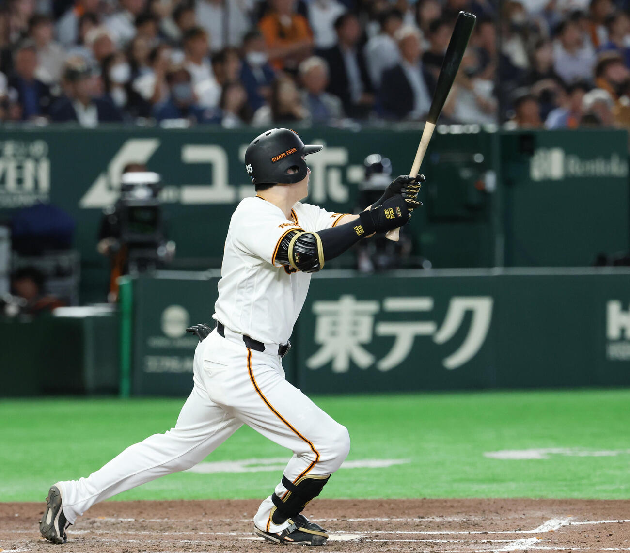 巨人対オリックス　8回裏巨人1死二塁、適時二塁打を放つ泉口友汰（撮影・増田悦実）