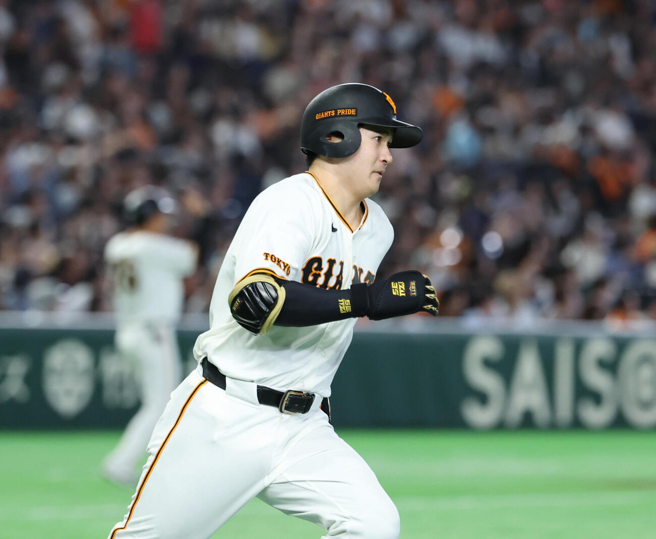 巨人対オリックス　8回裏巨人1死二塁、適時二塁打を放つ泉口友汰（撮影・増田悦実）