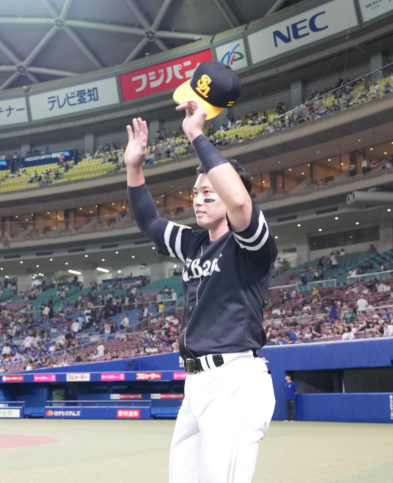 中日対ソフトバンク　ヒーローインタビューを終えスタンドの声援に応える栗原陵矢（撮影・森本幸一）