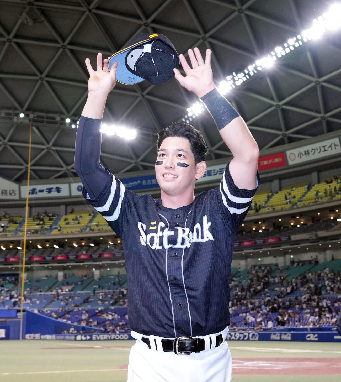 中日対ソフトバンク　ヒーローインタビューを終えスタンドの声援に応えるソフトバンク栗原陵矢（撮影・森本幸一）