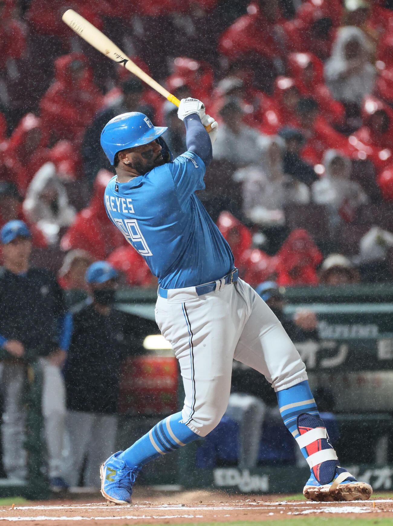 広島対日本ハム　6回表日本ハム1死、フランミル・レイエスは同点右越え本塁打を放つ（撮影・加藤孝規）