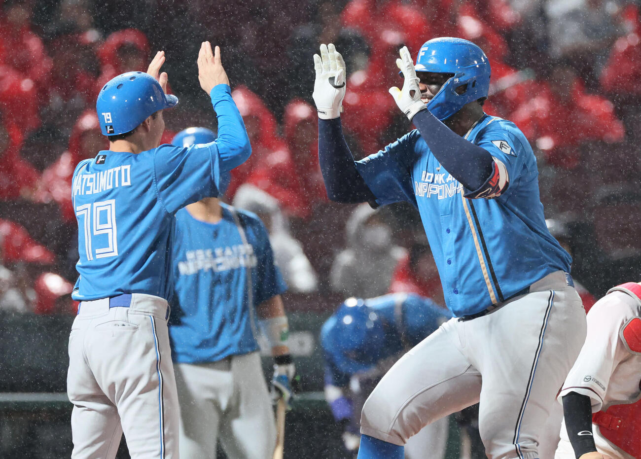 広島対日本ハム　6回表日本ハム1死、同点右越え本塁打を放ったフランミル・レイエス（撮影・加藤孝規）